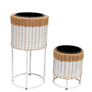 Nouvelle Conception Minimaliste, Jardinière Ronde sur Pied en Fer et PVC Tressé, Durable et Écologique, Lot de 2 avec Base Métallique Surélevée - Product Image 1