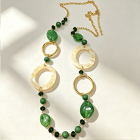 Parures de bijoux tendance en résine verte : collier, bracelet manchette, bague et boucles d'oreilles plaqués or 18 carats – Cadeau sculptural pour femme