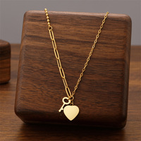 Collier avec pendentif en acier inoxydable, sans ternissement, plaqué or 18 carats, simple, avec pendentif en forme de fleur, de perle, de cœur, de lettre initiale