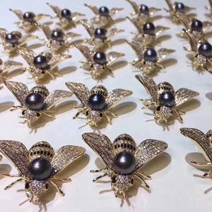 Broche fine en perles Little Bee Direct Sales avec motif de fleur de poitrine créatif, style européen américain, faite à la main pour femmes - Product Image 4