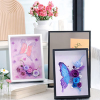 Cadre photo artisanal en fleurs éternelles avec texture papillon, peinture artistique durable, idéal pour la fête des Mères et les remises de diplômes (3-5)