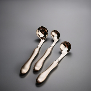 Ustensiles adaptés pour personnes âgées, cuillère inclinée à grande poignée pour tremorements de la main, Parkinson, arthrite - Product Image 1