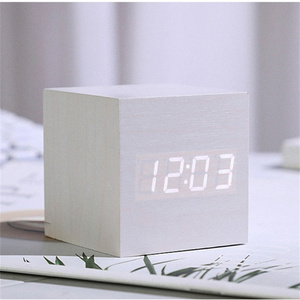 Réveil en bois numérique led café du <span class=keywords><strong>matin</strong></span> avec chargement sans fil cube personnalisé table de bureau horloge table en bois - Product Image 6