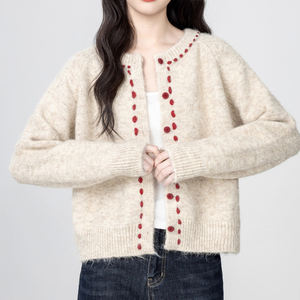 <span class=keywords><strong>Cardigan</strong></span> Oversize da <span class=keywords><strong>Donna</strong></span> in Maglia <span class=keywords><strong>Beige</strong></span> con Dettagli a Pois Rossi - Top Casual Giornaliero Giocoso - Product Image 3