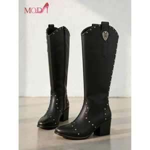 Botas Altas Modi con Decoración de Remaches y Tacón Grueso, Color Negro, para Oficina, Mujer - Product Image 1