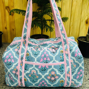 Bolsa de Viaje Grande de Algodón Acolchado Hecha a Mano con Diseño Estampado en Bloque, Bolsa de Mano para Mujer para Fin de Semana - Product Image 1