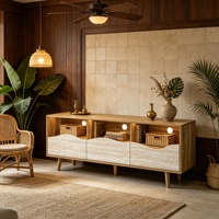 Console multimédia avec portes ondulées en faux travertin, rangement ouvert, trous pour câbles et pieds en bois pour salon