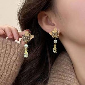 ต่างหูระย้าทรงเข็มเงินประดับพู่ผีเสื้อคู่ ดีไซน์หยดน้ำมันยาวประดับมุกเทียมและเพชร สำหรับผู้หญิง แฟชั่นอินเทรนด์ วัสดุอัลลอยด์ เหมาะสำหรับงานปาร์ตี้ - Product Image 1