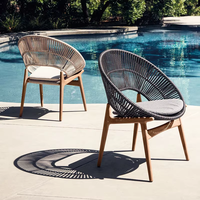 Ensemble de chaises longues d'extérieur avec structure en métal, dossier tressé, coussins gris, fauteuils et ottoman pour patio et jardin