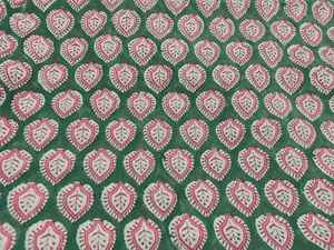 Bolso de mano acolchado de algodón inspirado en la artesanía, con estampado floral hecho a mano, diseñado para brindar comodidad, versatilidad y un uso diario sostenible. - Product Image 5