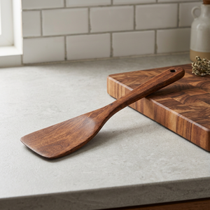 Ensemble d'ustensiles de cuisine en bois de teck naturel : spatule, cuillère ajourée, cuillère de service et fourchette pour la cuisson - Product Image 2