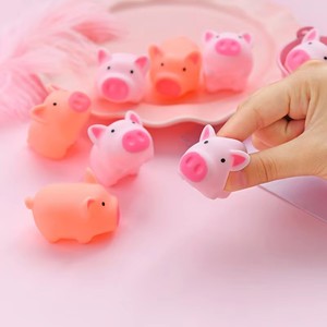 ของเล่นอาบน้ำรูปหมูสีชมพูสำหรับเด็กเล็ก - บีบได้ พ่นน้ำได้ ลอยน้ำได้ มีเสียงน่ารัก สนุกสนานในช่วงอาบน้ำ เหมาะสำหรับเล่นในงานเลี้ยงฉลองทารก - Product Image 1