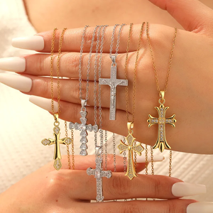 Collier chaîne en acier inoxydable de haute qualité avec pendentif croix pour femme, design diamant carré brillant pour usage quotidien - Product Image 1