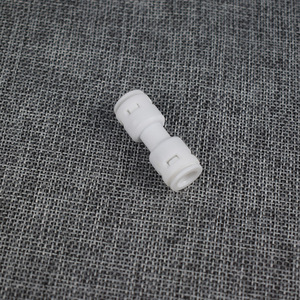 Conector de tubería de 1/4 pulgada de conexión rápida de 2 puntos rectos K1544 para purificadores de agua con puertos duales - Product Image 1