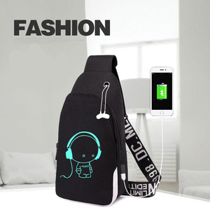 Venta al por mayor <span class=keywords><strong>de</strong></span> <span class=keywords><strong>Amazon</strong></span> hombro bolsa con puerto <span class=keywords><strong>de</strong></span> carga USB Honda bolso <span class=keywords><strong>bandolera</strong></span> luminosa imagen personalizada bolsa - Product Image 2