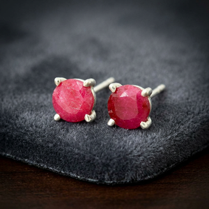 Boucles d'oreilles clous minimalistes ethniques en argent sterling 925 avec rubis serti clos en forme d'ancre pour femme, idéales pour mariage - Vente en gros - Product Image 2