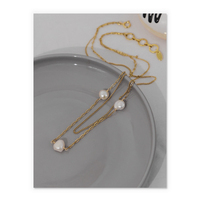 Collier élégant à double chaîne en laiton plaqué or 18 carats avec perles baroques d'eau douce pour femmes