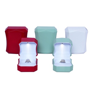 Boîte à bijoux LED personnalisée pour filles, boîte à bijoux avec éclairage LED, emballage pour collier, bracelet et bagues, rangement et présentation - Product Image 1