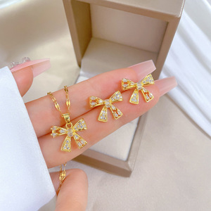 Juego de Collar y Aretes de Moda Brillante en Acero Inoxidable Chapado en Oro de 18k con Colgante de Lazo y Lágrima de Zirconia Cúbica para Mujer, Set de Joyería para Regalo - Product Image 5