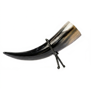 Mug à boire en corne de buffle naturelle fait main, style Viking, avec support métallique et étui en cuir, cadeau pour les amateurs de barware médiéval. - Product Image 1