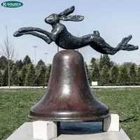 Outdoor Park Dekoration Bronzestatue des Hasen auf einer Glocke von Barry Flanagan
