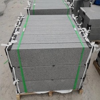 Blocs de granit gris blanc naturel pour mur de soutènement Marches de bloc de granit Tremplin Tailles personnalisées et finition