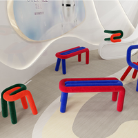Chaise de salon de style américain moderne et luxueux, avec pieds en métal, dossier rembourré en peau de mouton, forme non standard, pour restaurant