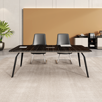 Table de conférence de bureau moderne de taille compacte, plateau en MDF à grain lisse, sortie de câbles intégrée, pieds métalliques simples, petite table de réunion pour hôtel