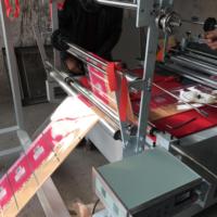 Machine de pliage et de rembobinage de film plastique à fonction de soufflet inférieur pour la fabrication de sacs de vêtements et de sacs à pain, à fonctionnement stable