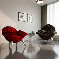 Fauteuil d'appoint en velours à pétales de rose, fauteuil sculptural rouge cramoisi avec pieds métalliques coniques, chaises d'appartement pour salon