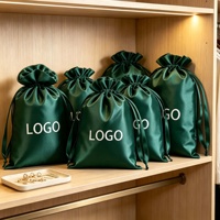 Sac à poussière en satin lisse de luxe de haute qualité avec cordon de serrage personnalisé et logo imprimé, pochette à bijoux pour le rangement des sacs à main et l'emballage cadeau