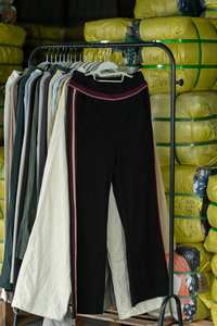 SH07 Abbigliamento Usato di Buona Qualità, Vestiti Misti per Uomo e Donna, Vendita all'Ingrosso di Gonne, Abiti, Pantaloni, Magliette, Pantaloncini, Jeans Usati - Product Image 5