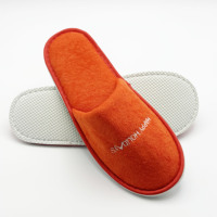 Chaussons d'hôtel jetables personnalisés avec logo brodé orange, confortables et doux