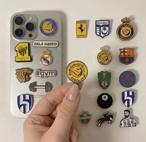 Autocollant de té<span class=keywords><strong>l</strong></span>éphone <span class=keywords><strong>en</strong></span> métal gravé à commande par clic, motif dessin animé, vente transfrontalière, badge broche du Moyen-Orient, stock fabricant - Product Image 4