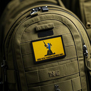 ¿ME ESTÁS AMENAZANANDO? Impresión de colores Tela Color Skull Man With Ass Tactical Hold Double Guns Impresión divertida Parche de letras Coser - Product Image 1