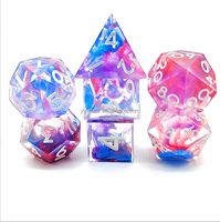 7 pièces par ensemble emballé dans PP sac jeux de rôle coin pointu résine dés avec papier bonbon