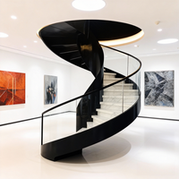 Escalera de Caracol Moderna con Estructura Reforzada y Barandilla Envolvente, Estructura Duradera para Interiores de Viviendas Familiares de Varios Pisos