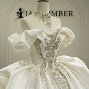 Vestido de Novia Moderno y Glamuroso GT26021, Estilo Princesa, Satinado, Escote Corazón, con Apliques Florales de Cristal y Cola de Capilla - Product Image 5