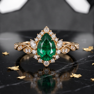Anillo de Compromiso de Plata de Ley 925 con Baño de Rodio, Diseño Floral de Hojas y Halo, con Esmeralda Creada en Laboratorio con Corte de Pera, Joyería Personalizada - Product Image 6