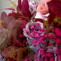 Fleur artificielle d'herbe de la pampa bordeaux, rose rose et violette, centre de table de mariage
