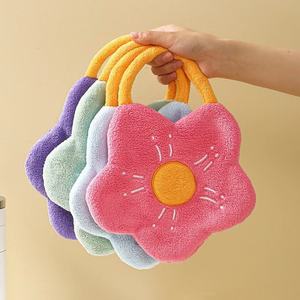 Toalla de Baño Redonda de Secado Rápido para Uso Doméstico, Tejida en Felpa de Coral con Diseño Floral, Colgante y Absorbente para Uso en la Cocina - Product Image 1