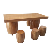 Ensemble de table en tonneau de chêne en bois personnalisé avec quatre chaises pour Apothic Crush Barefoot Sweet Red Blend