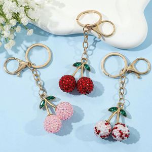 Porte-clés créatif et mignon en forme de cerise, en alliage orné de strass et de diamants, idéal pour voiture, sac ou comme cadeau décoratif. - Product Image 6