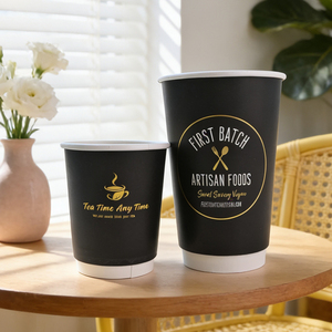 Gobelets en papier noir personnalisés de qualité supérieure en matériau kraft écologique avec impression de logo en feuille d'or pour les cafés et l'emballage des boissons - Product Image 2