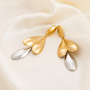 แฟชั่นต่างหูสแตนเลสสตีลทูโทนชุบทองดอกไม้ใบหยดน้ำดีไซน์เครื่องประดับปาร์ตี้ EH11281 - Product Image 4