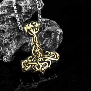 Collar con colgante de martillo de Thor de acero inoxidable para hombre con diseño de incrustaciones de oro para regalo de joyería de moda - Product Image 1
