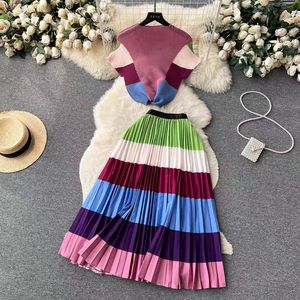 Neuestes Miyake-Design Farbblockierung Streifen und Rollkragen Übergroßes Plissiertes Kleid 2-teiliges Set für Damen - Product Image 2