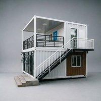 Maison conteneur détachable blanche à double niveau avec façade vitrée et escalier métallique pour espace de bureau commercial