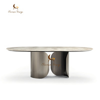 Table à manger ovale de luxe italienne 8 places avec plateau en marbre et pieds en acier inoxydable pour villas et salles à manger