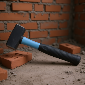Martillo de Albañil Fervi de 16 oz con Cabeza de Acero y Mango de Goma para Trabajos de Mampostería - Product Image 3